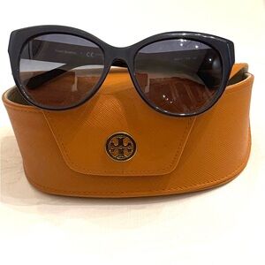 Tory Burch Black Cat-Eye Sunglasses with Elegant Detailing